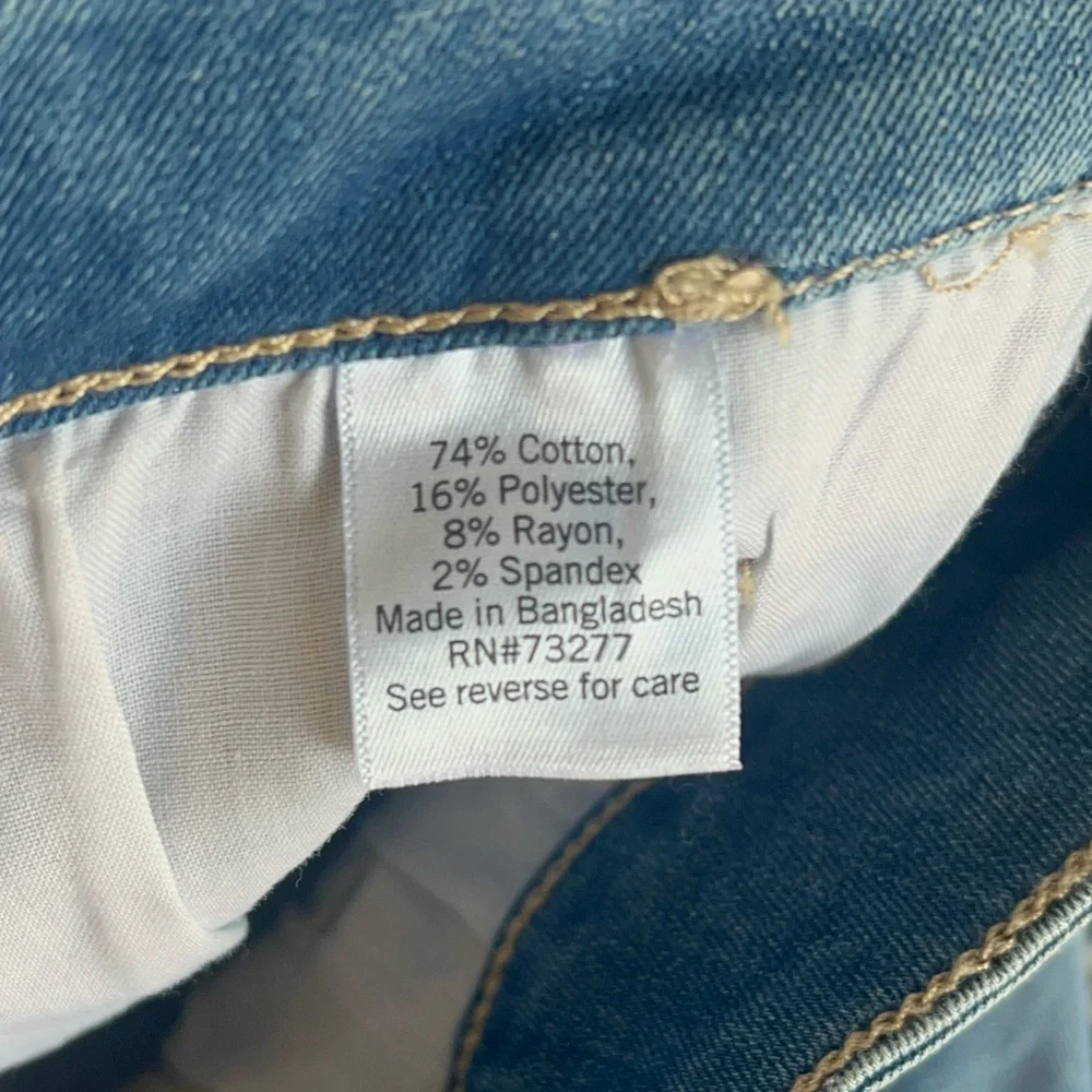 Nine West Women’s 4” Mid-rise Jean Shorts.